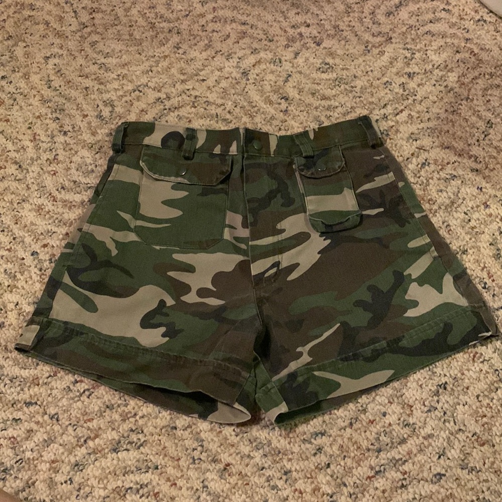 Black sheep women’s high waist camo shorts, size 30